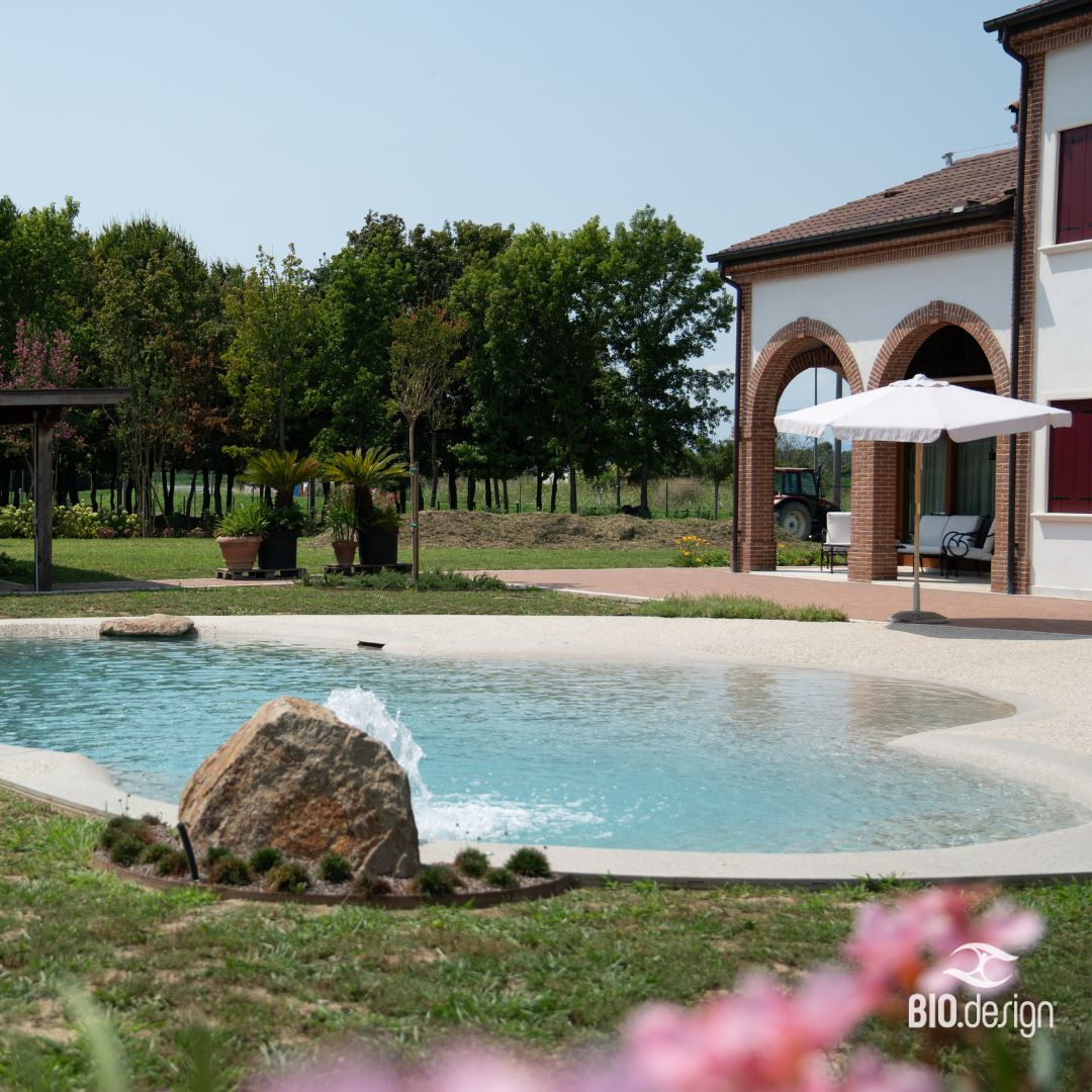 Piscina naturale immersa nella natura